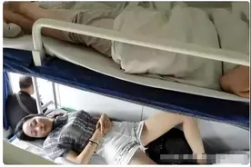 火车上妹子睡姿真大胆,把卧铺当自己家了,哈哈这谁顶得住?图片