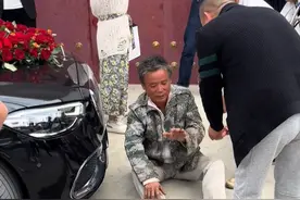不嫌丢人？大爷拦婚车要喜烟嫌少坐地不起，网友：直接抬一边去图片