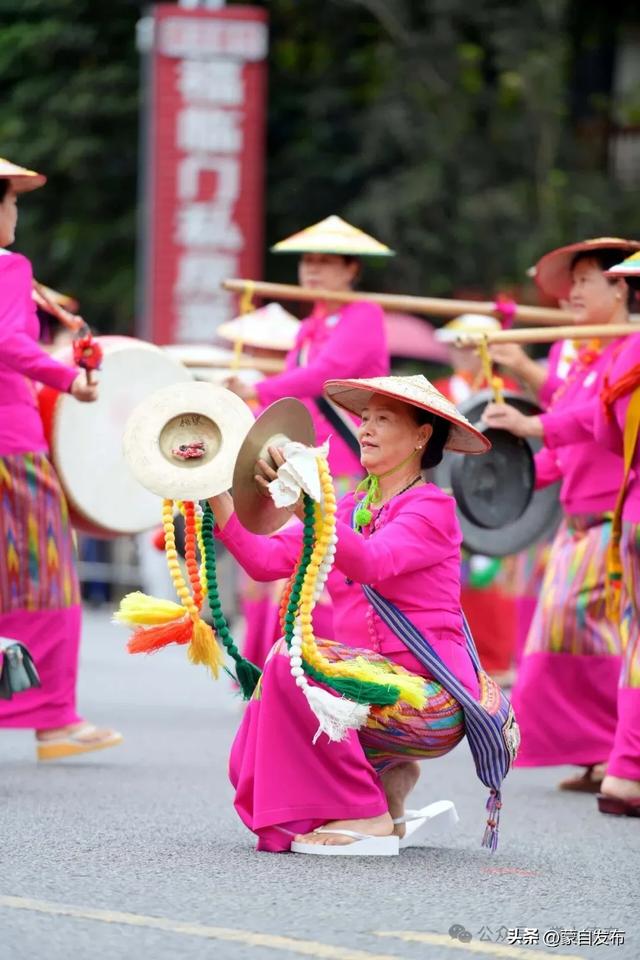 中缅胞波狂欢节刷屏了！牛车巡游、文化展演……瑞丽今天全城沸腾