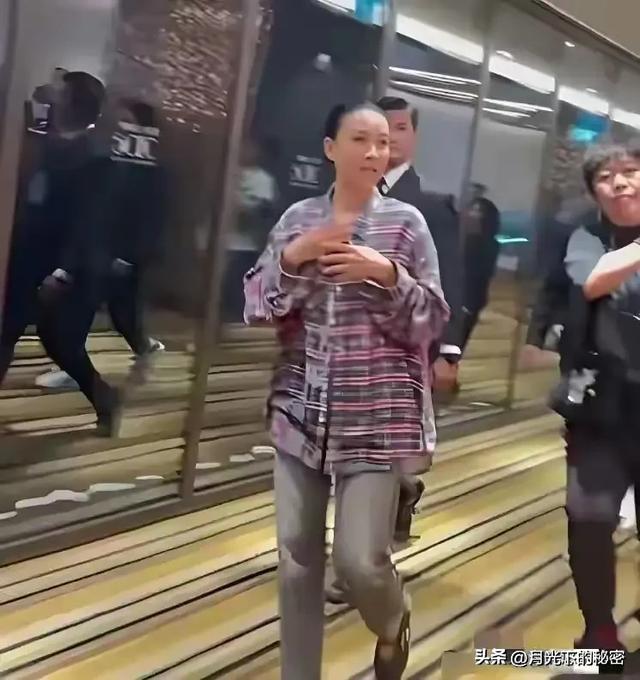 57岁那英街头素颜照流出，网友：根本认不出来，素颜像农村阿姨