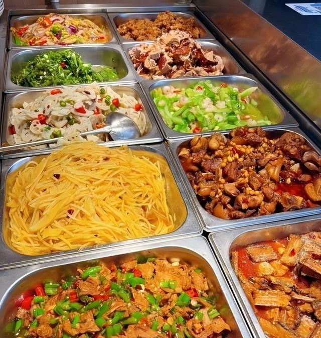 北京下了死命令：2027年底前，所有中小学必须告别“校外配餐	”