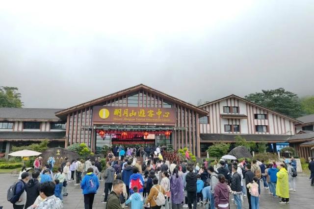 明月山迎千人旅行团，秋季旅游人气旺！