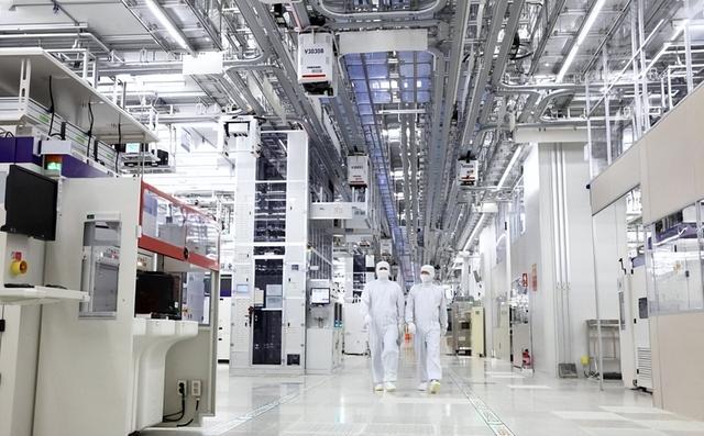 美国专家：中国为了自研设备，从ASML手中囤积了大量进口的光刻机