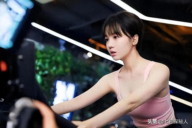因身材发育过猛，无奈退出国家游泳队，却被三流导演看中捧成顶流