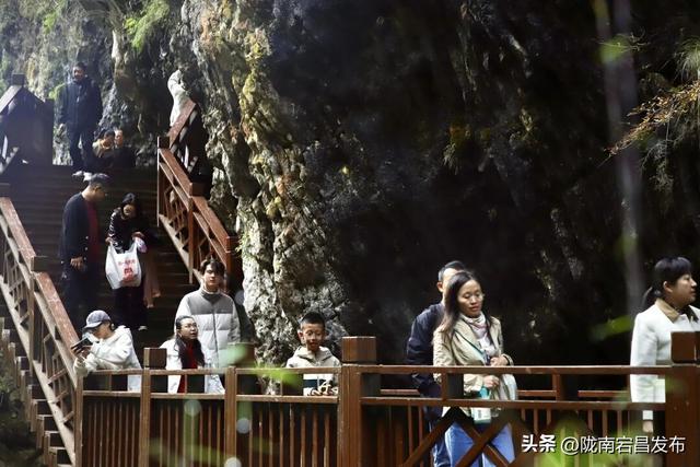 国庆假期第二天，官鹅沟迎来旅游高峰