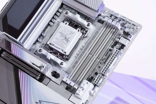 X3D处理器“最佳搭档” 技嘉X870E AORUS MASTER X3D ICE超级冰雕评测