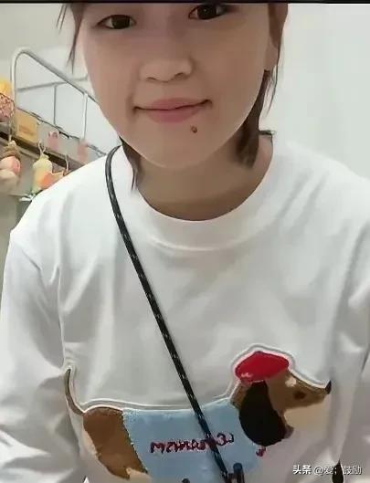 全红婵穿着白色T恤 头戴旅游帽美炸了，更让人惊喜的是 她瘦了不少