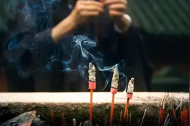 农村老话说，“香灰值千金”，香灰的处理有哪些民俗讲究？图片
