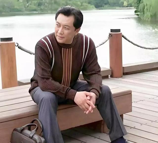 唐国强的“糟心事”：两个儿子都是残疾，难怪他73岁也不敢退休！