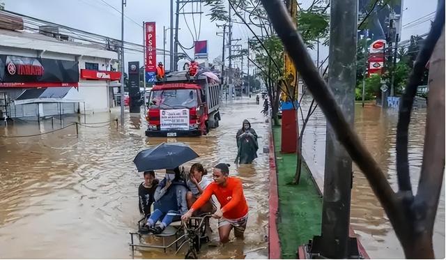 沉默24小时后，中方宣布援菲，受灾人数超百万，马科斯被要求辞职
