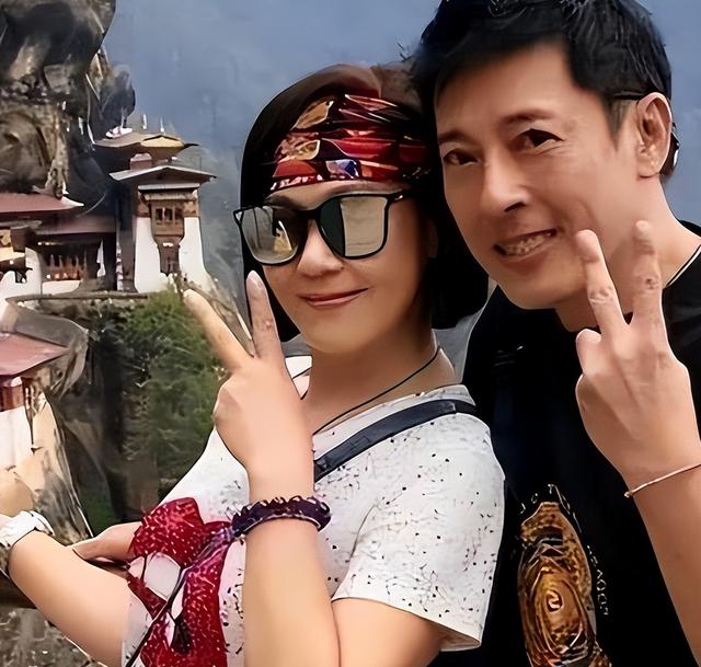 夫妻俩为了不变老，坚持27年不吃肉不生子，如今59岁近照不敢认