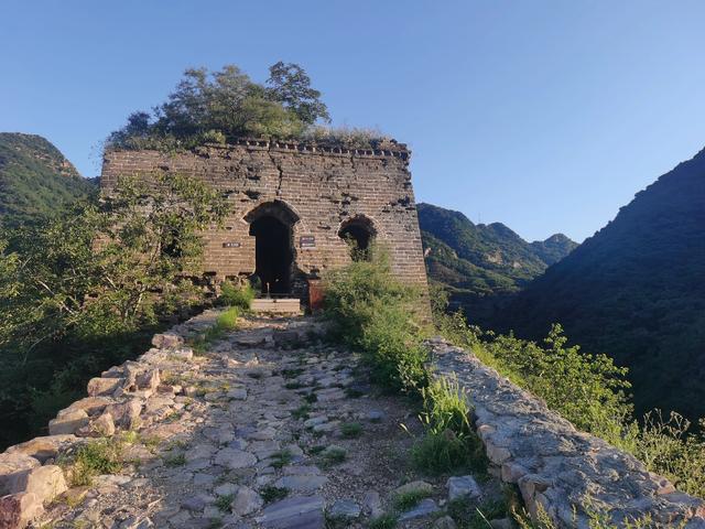 长城青山关初秋晨景