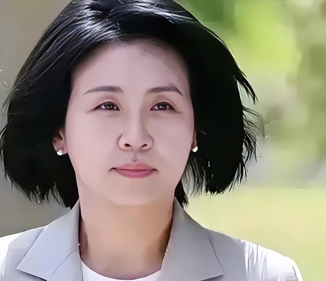 李在明也没想到，访华仅3天，59岁妻子竟凭一个举动给他长脸了