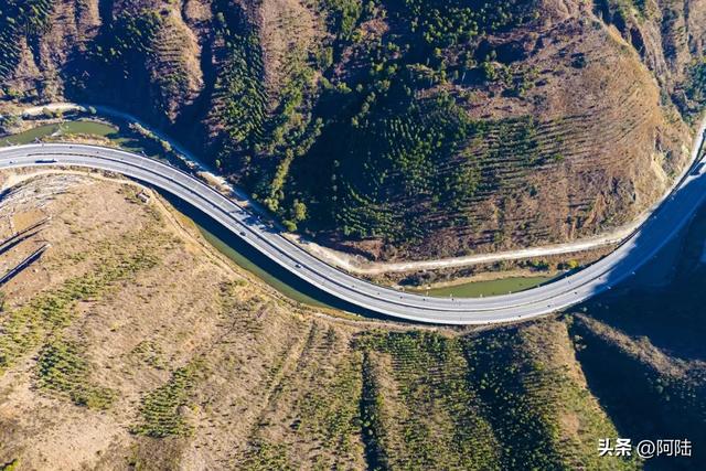 大理洱源县境内的G214国道擅长蛇形走位,堪称经典的天险路段