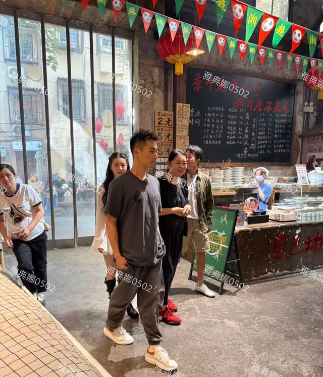 倪萍怎么变成这样了？她脸很僵嘴唇很厚鼻孔变大， 一脸横肉不面善
