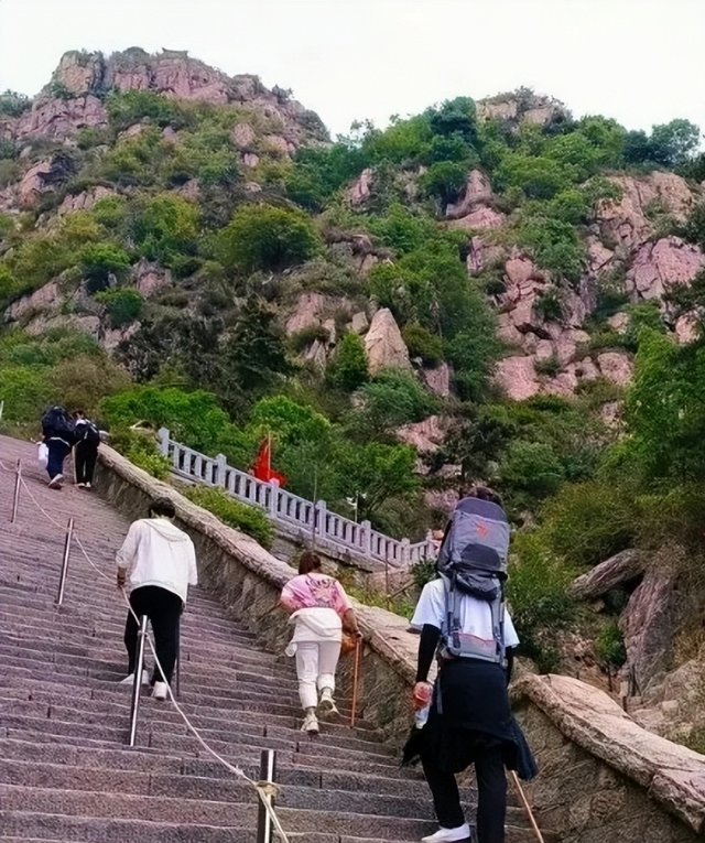 老人为何非要爬泰山？看见“石敢当”和封禅台，才懂这不是普通山