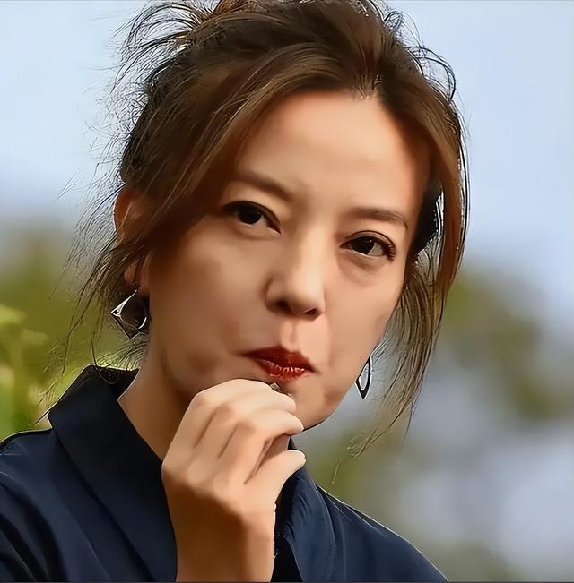 一夜间惨遭封杀！赵薇现状曝光，作恶多端的她被起诉只是家常便饭