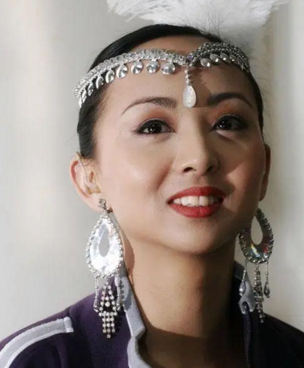 当年千手观音的聋哑人领舞，被富商苦追8年，她如今成了这副摸样