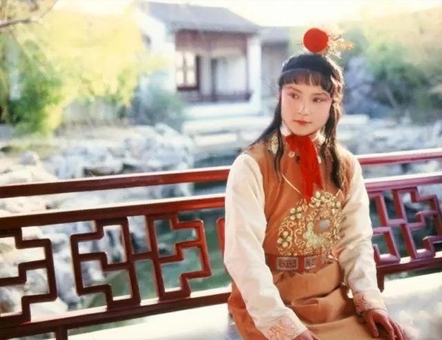 87版红楼梦欧阳奋强说，她太漂亮，自己都不敢正视，只能偷偷看