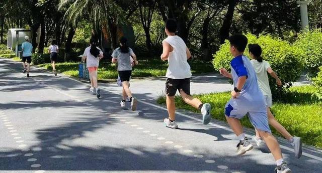 跑10公里要多久？别再被“大神”吓住，一表定乾坤