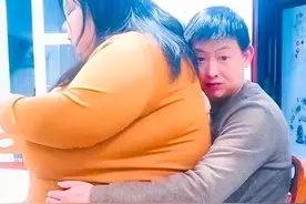 昔日校花被丈夫宠到330斤重，睡塌两张床，丈夫：这肯定有原因的图片