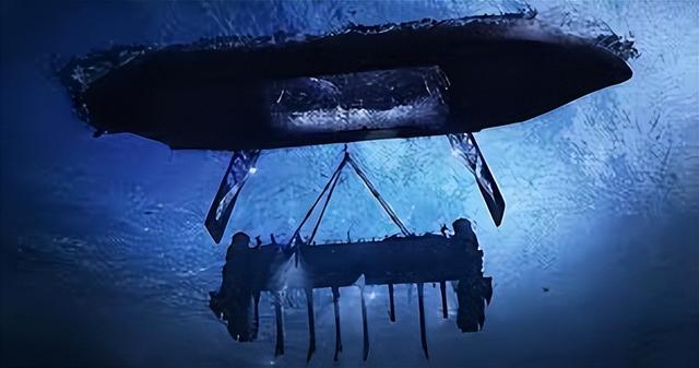 为了偷一艘苏联核潜艇，CIA造了艘6万吨的巨轮，谎称去海底挖矿