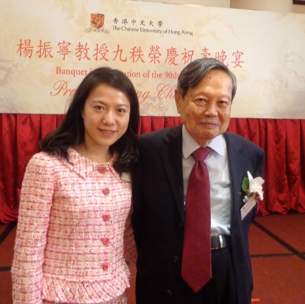 没想到	，杨振宁去世后，49岁妻子翁帆，竟因一个动作实现口碑暴涨