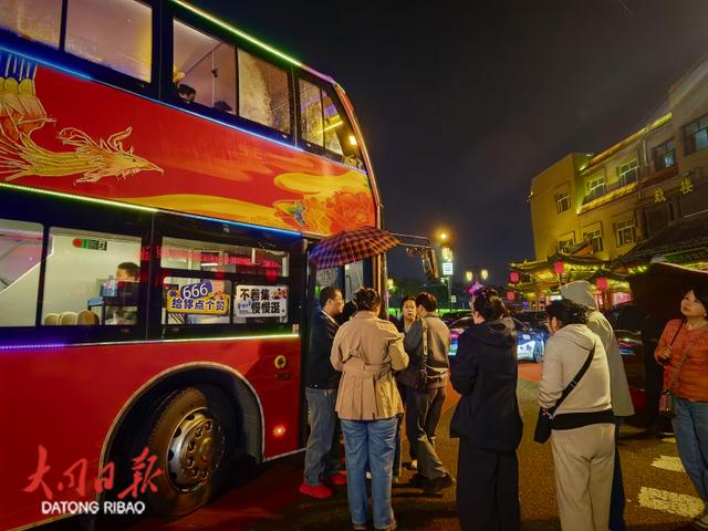 在大同古城里，边K歌边观光，又潮又炫酷