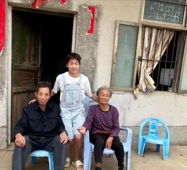 全红婵回乡过节	，父亲巨资布置夜景，国家队的去留再添悬念