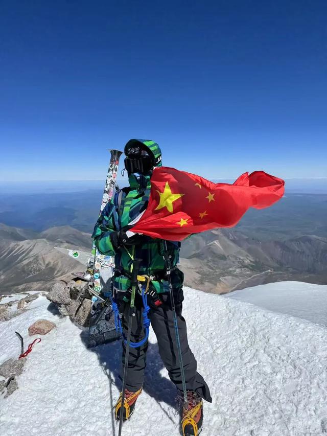 温州12岁少年登顶欧洲最高峰！