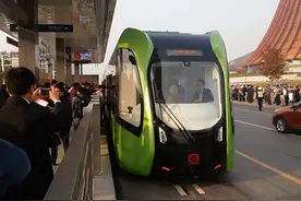我国首创世界首列无轨火车，不铺轨道就能跑！它是如何运行的？图片