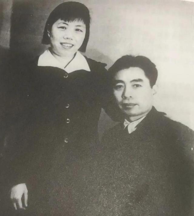 李鹏总理年轻时有多帅？1959年在吉林留影，31岁玉树临风气质不凡