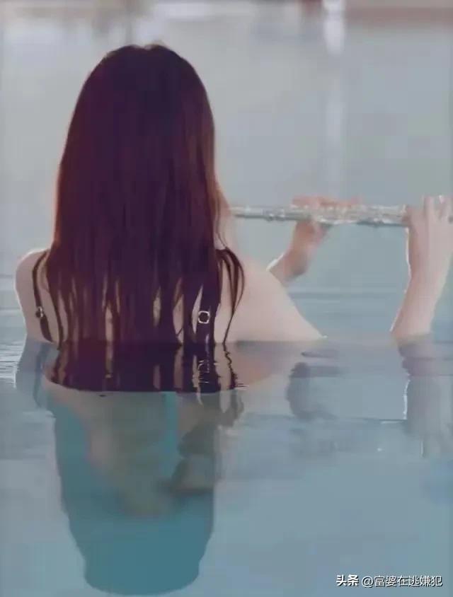 全网疯传！刘亦菲泳装照炸场，40+身材比20岁少女还绝，仙女实锤