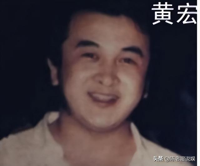 上午被免职	，下午被带走，登24年春晚却忽然消失的黄宏如今怎样