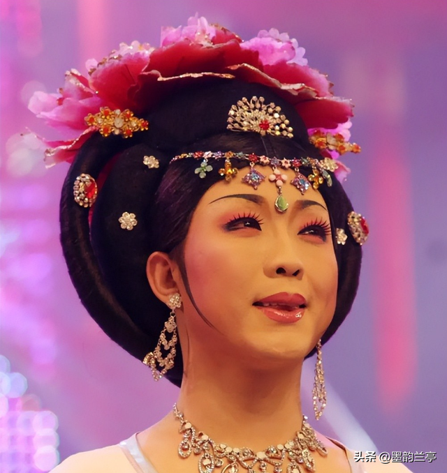 善恶终有报！47岁“跌落神坛”的李玉刚	，终是活成了“跳梁小丑”