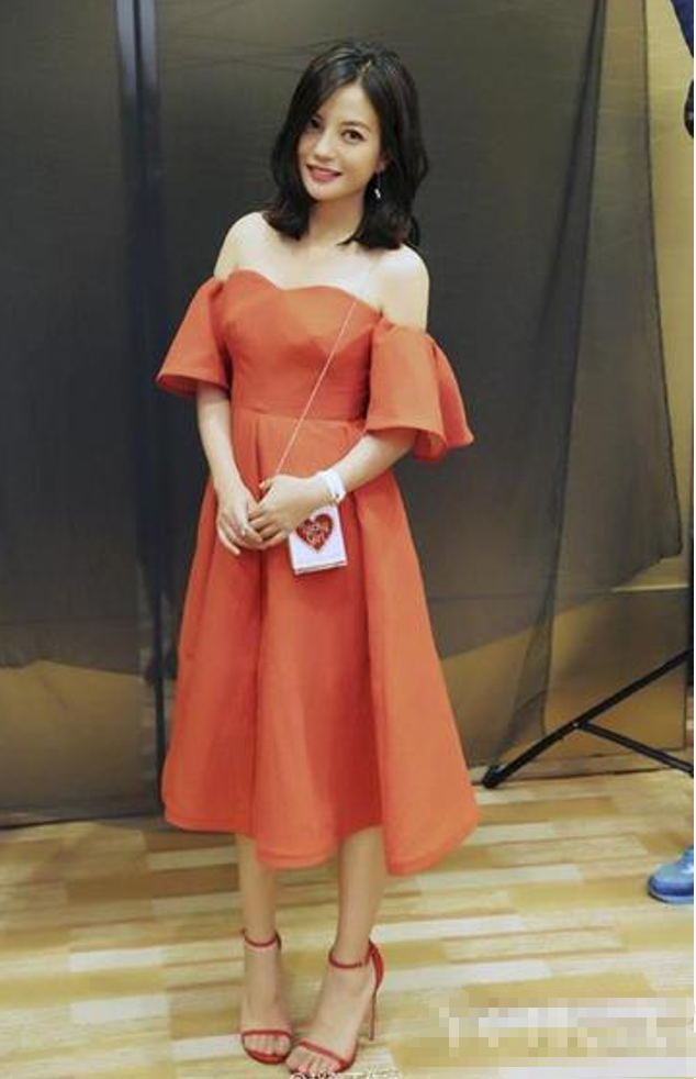 赵薇母女现身北京机场	，15岁女儿一头黄毛，穿搭比50岁妈妈还成熟