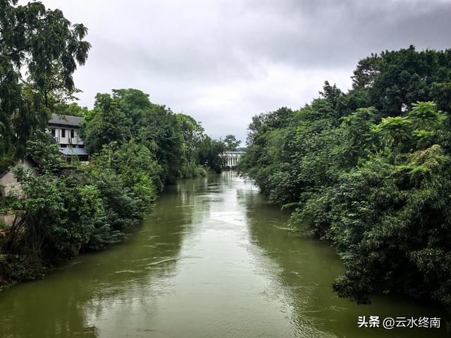 说这里是“川中第一镇”有些夸张，但是美食还是挺多，闲转还可以