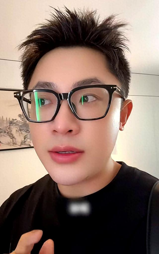 42岁沈佳妮在上海宴请好友，带保温杯学化妆状态年轻松弛感满满