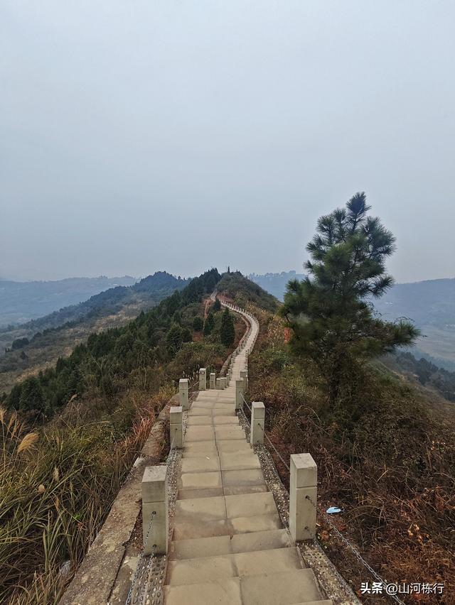 成都周边一日徒步｜眉山牛角寨：登高访古，邂逅全国最大胸像佛