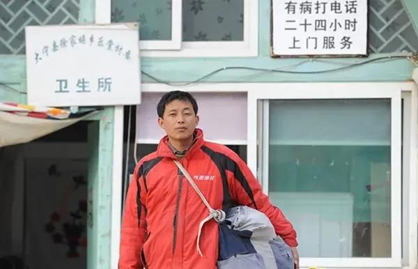16岁小伙上学需村民凑3025元 谁料 ，小伙毕业回村 村民却闭口不提钱