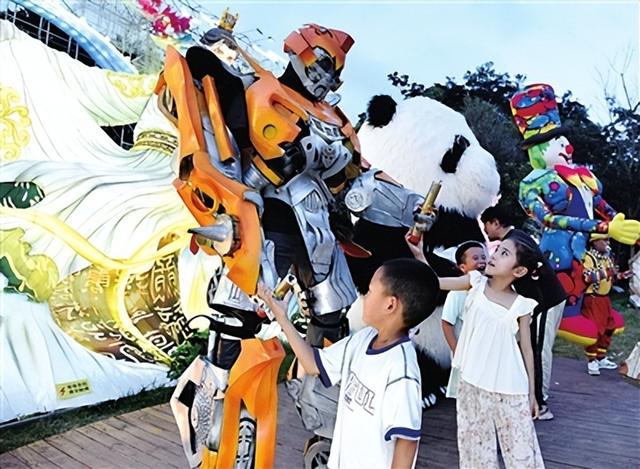 2025年“青岛之夏”艺术灯会点亮夏夜 NPC互动表演本周精彩上演