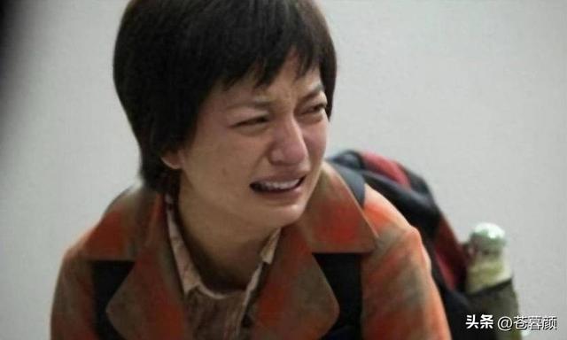 落地凤凰不如鸡！赵薇回老家探亲，全副武装包裹，不敢露脸怕见人