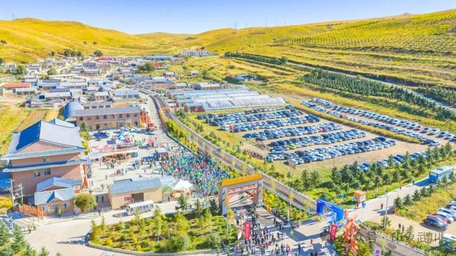2025哈达门高山草原徒步行活动在武川县举办,1500 余人纵马北疆踏歌而行