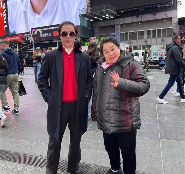吃里爬外，永不回国？她带领30名演员选择留美，如今年过花甲归来