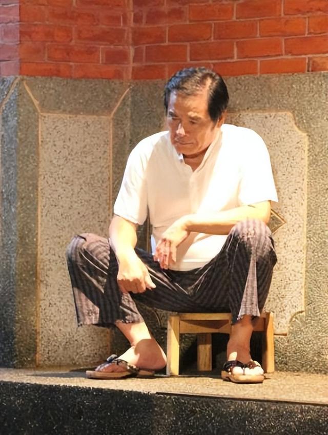 他和6个老婆共处一室，每人每月7万零花钱，71岁又娶小20岁妻子