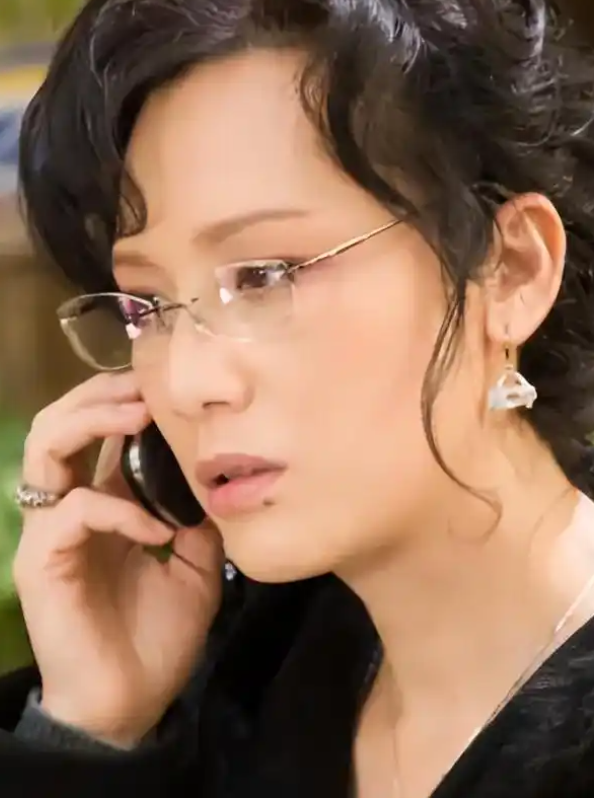 她长得太美被导演“据为己有”，同居27年没证没娃，63岁不治身亡