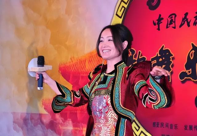 6上春晚，与恩师同居后怀孕，被骗流产，如今57岁准备孤独终老