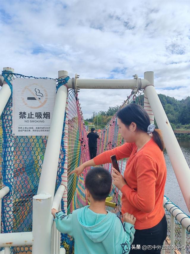 巴中市新联会新媒体分会走进平昌大石童话世界开展采风活动