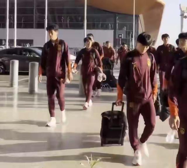 U23国足亚军回国	，机场展示“让对手忌惮未来	”T恤，这底气在哪？