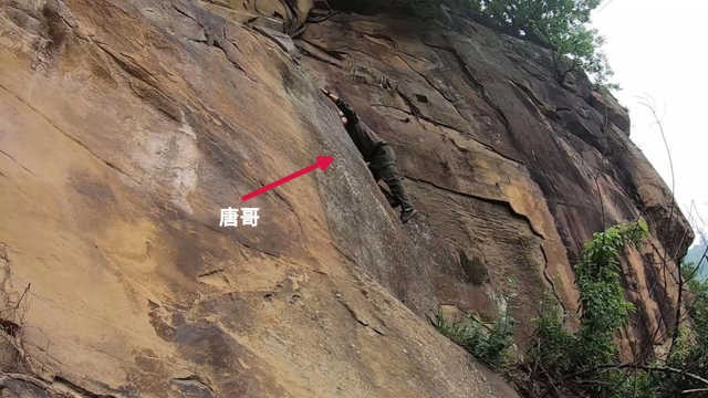 重庆渝北水库边发现神秘悬崖洞，传闻是旧时大地主私藏财宝的据点